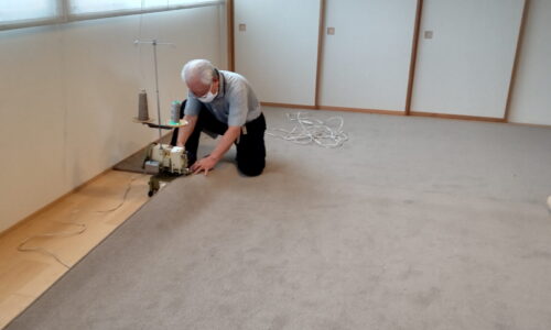 静岡県焼津市の戸建て住宅。部屋全体にカーペットを敷き詰め、オーバーロック加工(ほつれ止めに、縁を縫込み)しました。